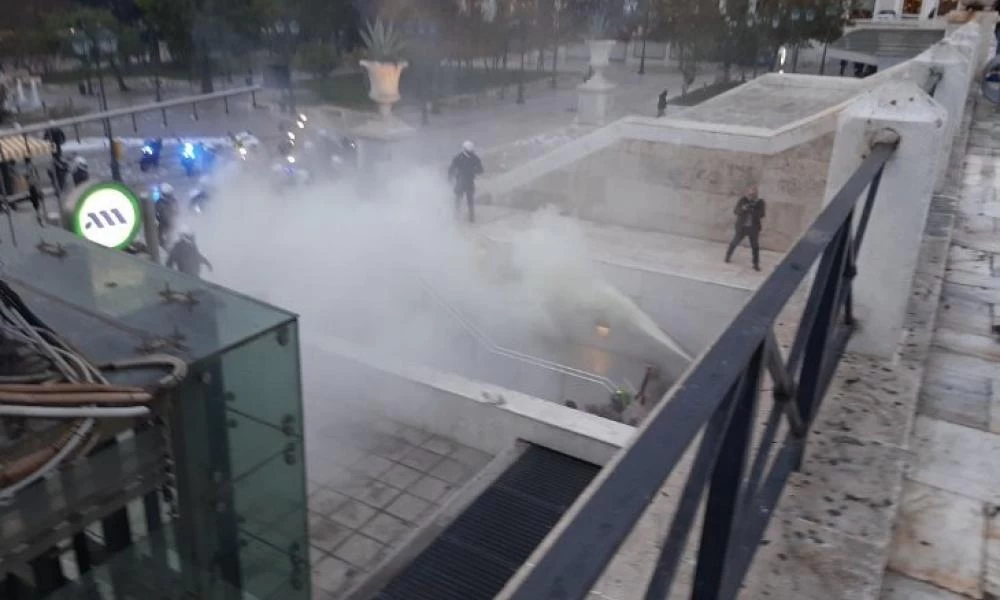 ΕΛ.ΑΣ.: Προσαγωγές και ένταση το Σύνταγμα με αντιεξουσιαστές